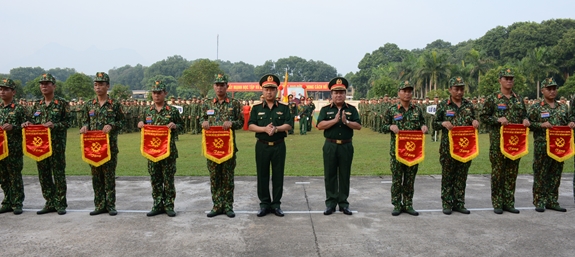 Lãnh đạo, chỉ huy Bộ tư lệnh Binh chủng Công binh trao cờ và chụp ảnh lưu niệm cùng các đơn vị tham dự hội thao.